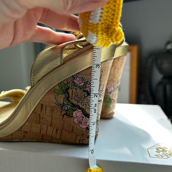 Unique gold color Coach sandal - Picture 5 of 6